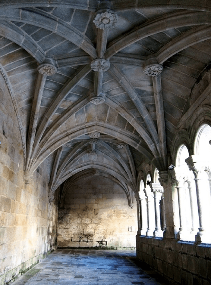 Galeria de piedra del Claustro de los Obispos de Santo Estevo de Ribas de Sil - Ribeira Sacra